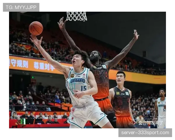 篮球比赛中，为什么脚踢球违例容易被忽视？